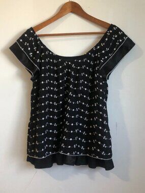 Piano Short-sleeve Black Blouse Delicate White Floral embroidery Small